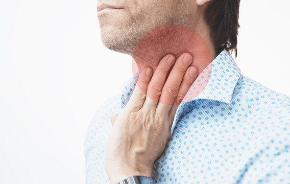 Uomo con dolore gola indicato 