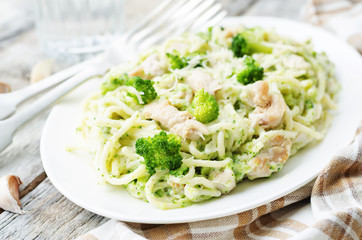 creamy cheesy broccoli spaghetti with chicken