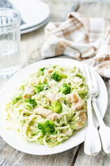 creamy cheesy broccoli spaghetti with chicken