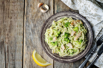 creamy cheesy broccoli spaghetti with chicken