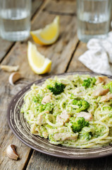 creamy cheesy broccoli spaghetti with chicken