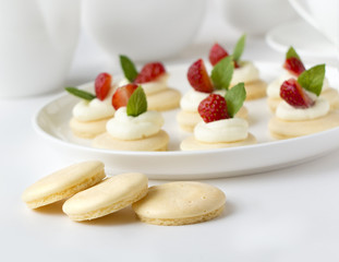 Small biscuits with whipped cream and strawberry