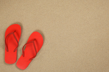 Flip Flops Sandalen im Sand und Urlaub mit Textfreiraum