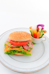 ハンバーガーと野菜スティック