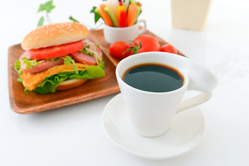 ハンバーガーと野菜スティックとコーヒー