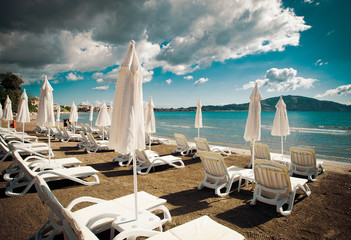 Obraz premium sunchairs with umbrellas on beautiful beach