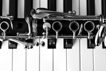 Fragment of the clarinet on the keyboard of the piano - obrazy, fototapety, plakaty