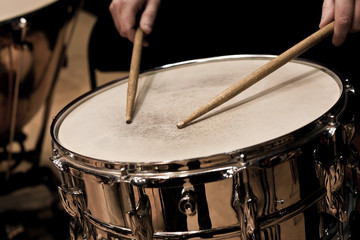 Obraz premium Drum sticks hitting the drum closeup 