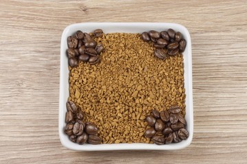 Obraz na płótnie Canvas instant soluble coffee and coffee beans 