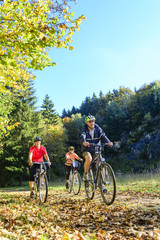 Fototapeta premium Radtour im Herbst