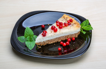 Cheesecake with berries and mint