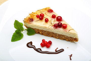 Cheesecake with berries and mint