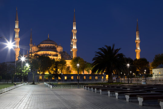View of the Blue Mosque (Sultanahmet Camii) at night in Istanbul
