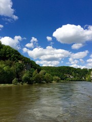 Fototapeta premium Flussufer in der Frühlingsblüte