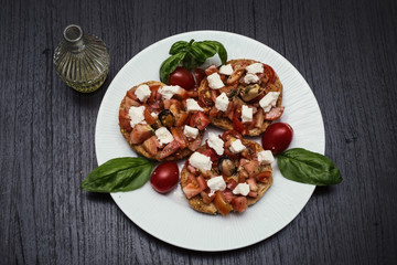 Pane bruschetta pomodoro, mozzarella, olio e basilico