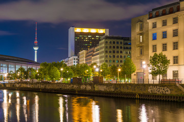 Berliner Skyline und Spree bei Nacht