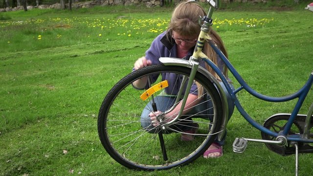 Filling flat tire on bicycle with air