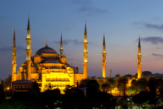 View of the Blue Mosque (Sultanahmet Camii) at dawn in Istanbul