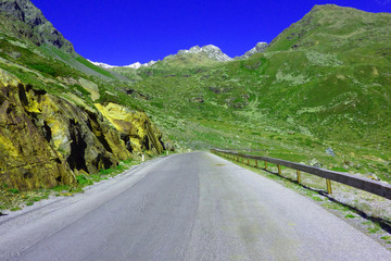 Naklejka premium Straße ins Kaunertal
