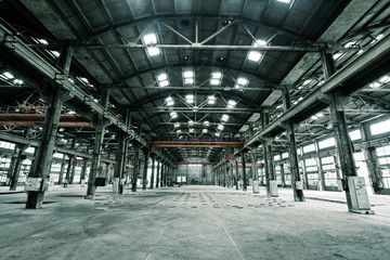 Empty floor in abandoned factory - obrazy, fototapety, plakaty