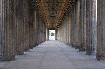 Fototapeta na wymiar Korridor aus Säulen