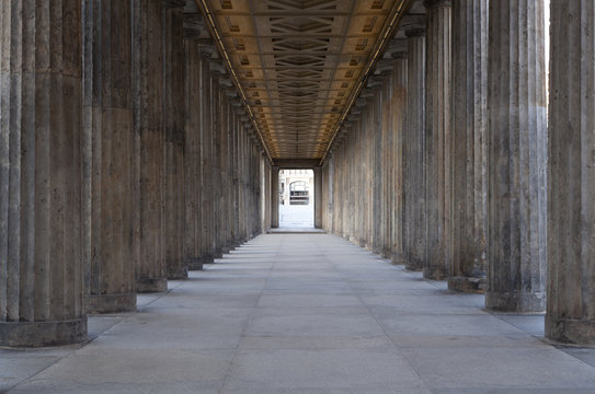 Korridor aus Säulen