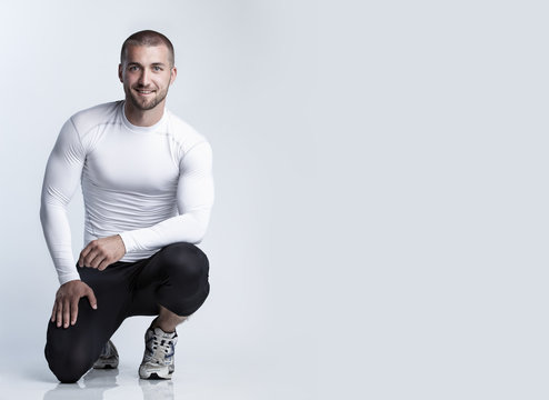 Attraktiver Sportler im hautengen Laufdress 