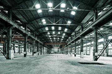 Empty floor in abandoned factory © zhu difeng