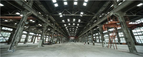 Naklejka premium Empty floor in abandoned factory