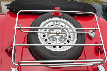 Porte bagages et roue de secours de véhicule automobile 