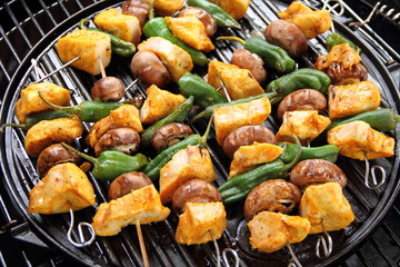 Hühnchenspieße auf dem Grill