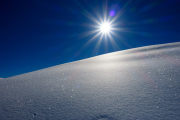 Sonne über dem Schneefeld