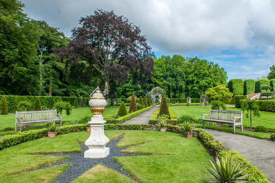 Garden of the old mension Menkemaborg