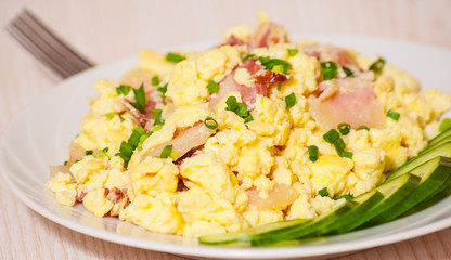 scrambled eggs with bacon