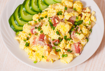 scrambled eggs with bacon