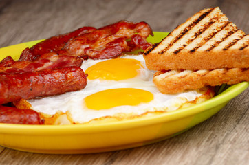 Fried eggs with bacon