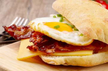 Photo sur Plexiglas Oeufs sur le plat Sandwich aux œufs frits