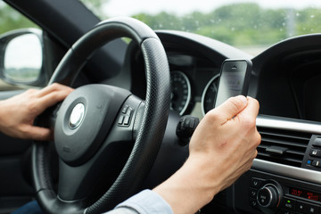 Smartphone am Steuer - Nahaufnahme