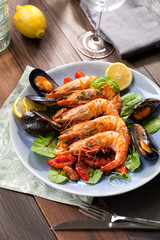 Tiger Garnelen teller mit gebratenen tomaten und Miesmuscheln 