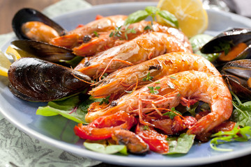 Tiger Garnelen teller mit gebratenen tomaten und Miesmuscheln 