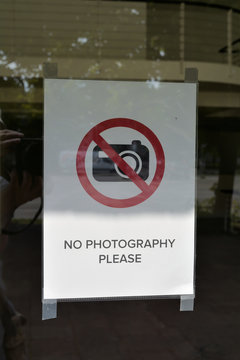 Fotoverbot an der Eingangst&uuml;r zu einem Shop in Berlin
