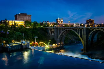 Fototapeten The Monroe Street Dam and bridge at night, in Spokane, Washingto © jonbilous