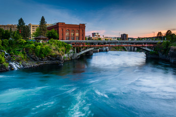 Fototapeta na wymiar The Spokane River at sunset, in Spokane, Washington.