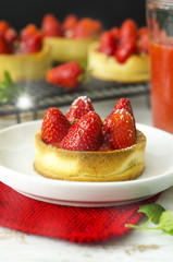 Erdbeertörtchen mit Mürbeteig