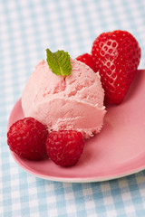 Himbeereis mit Himbeeren