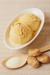 Salziges Karamelleis mit Salz