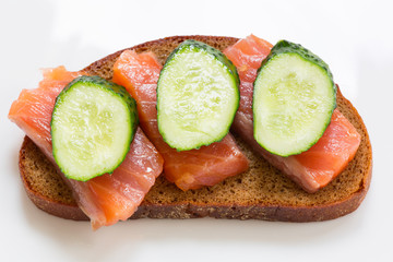 Sandwich with bread, smoked salmon, and fresh cucumbers