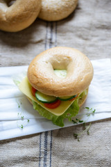 Mit pflanzlichem Käse belegter Bagel, vegan