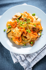 Bandnudeln mit Tofu und Gemüse, vegan