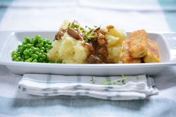 Kartoffelpüree mit Erbsen und Gemüsesticks, vegan